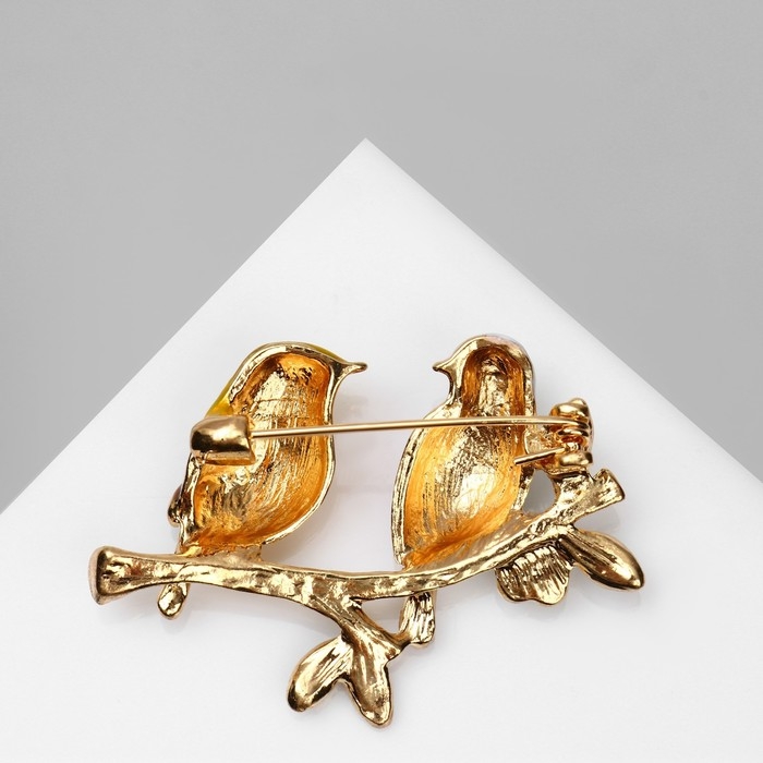 Брошь «Птицы» дуэт на ветке, цветная в золоте Брошь «Птицы» дуэт на ветке, цветная в золоте