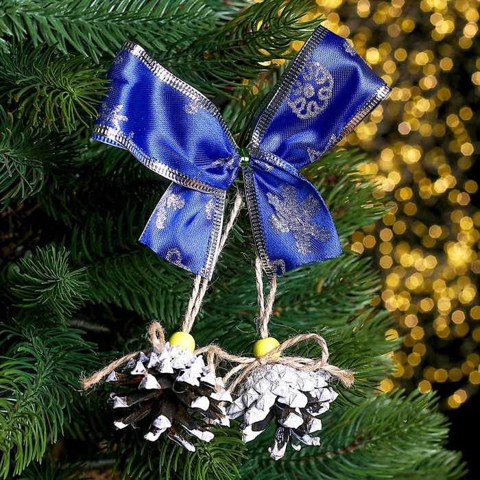 Новогодняя композиция «Синий бантик и шишки» Новогодняя композиция «Синий бантик и шишки»