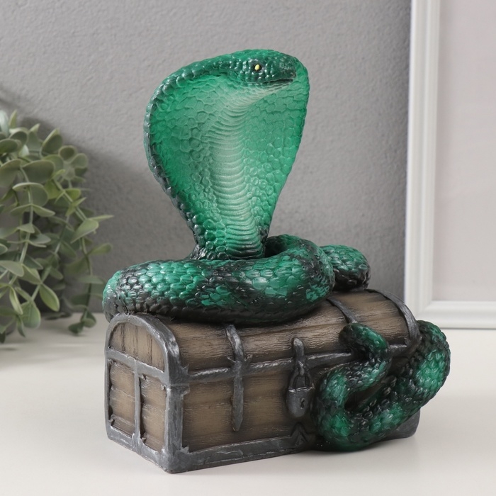 Фигурка Фигурка "КОБРА НА СУНДУКЕ" 20 х 17 х 12 см.
