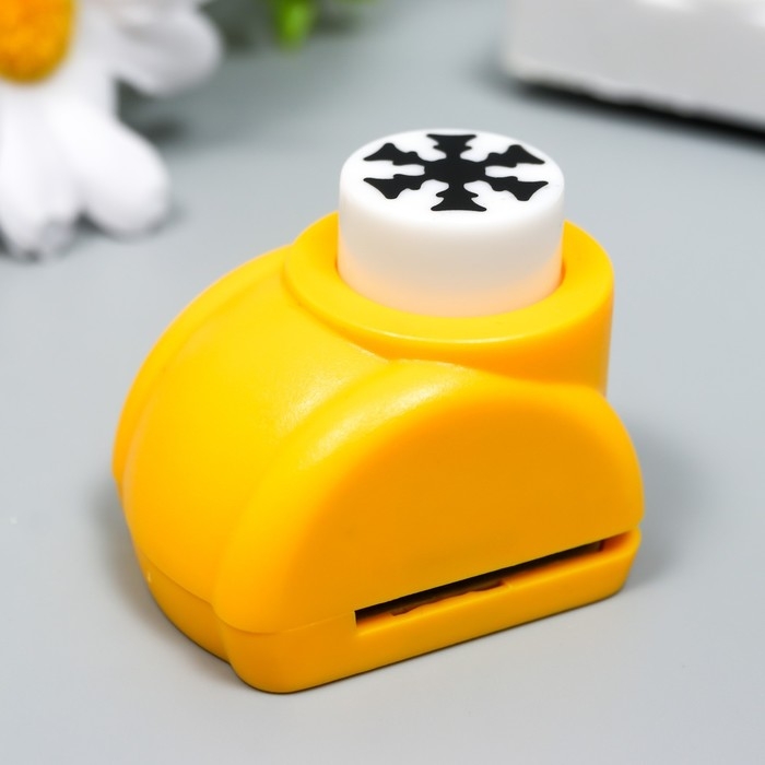 Фигурный дырокол д. 1,5 см снежинка 3,5*4*4 см МИКС Фигурный дырокол д. 1,5 см снежинка 3,5*4*4 см МИКС