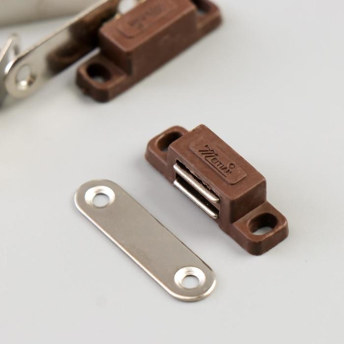 Замок магнитный (набор 4 шт) коричневый 3х1 см Замок магнитный (набор 4 шт) коричневый 3х1 см