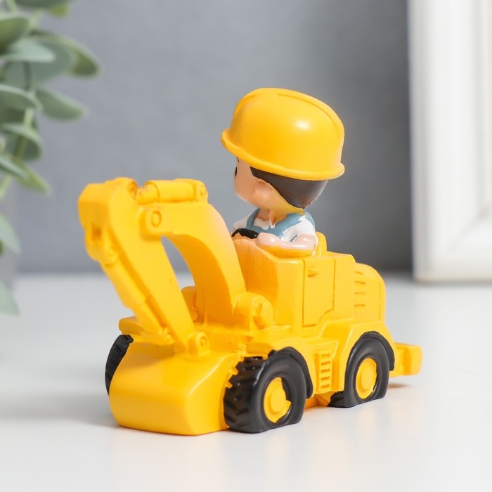 Сувенир полистоун  Сувенир полистоун "Малыш-строитель на экскаваторе" 7,5х4х7,7 см