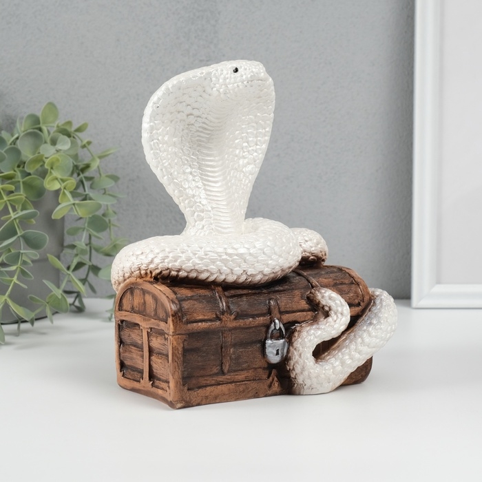 Новогодняя фигурка Новогодняя фигурка "Кобра на сундуке" 20 х17 х 12 см, белый
