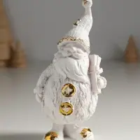 Фигура "Дед Мороз с подарком" 16х8,5х6,5 см, белый с позолотой