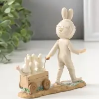 Сувенир полистоун "Девочка в комбинезоне с заячьими ушами, везет тележку с зайцами" 13,5 см   109278
