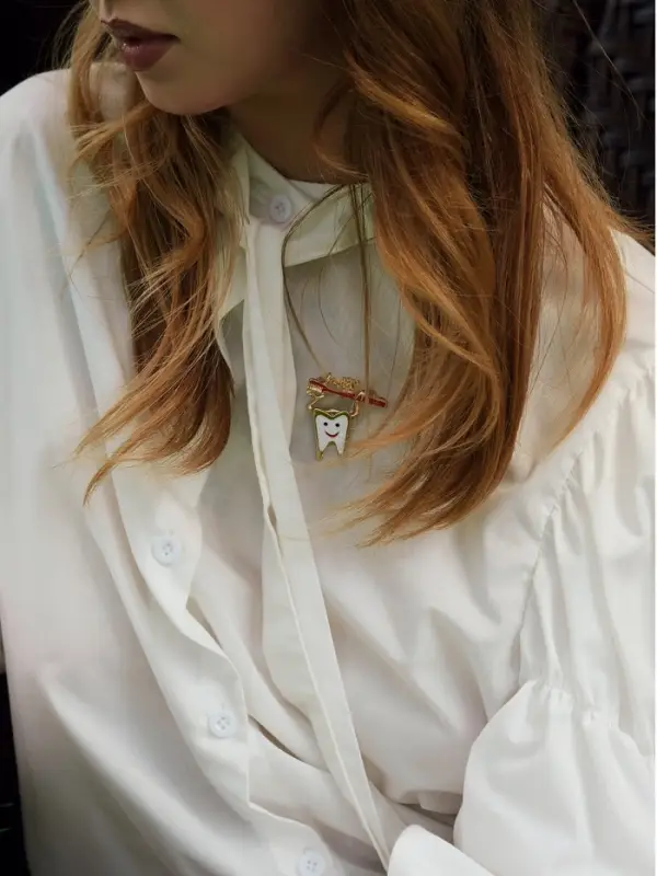 Брошь &laquo;Зуб&raquo;, со щёткой, красно-белая в золоте