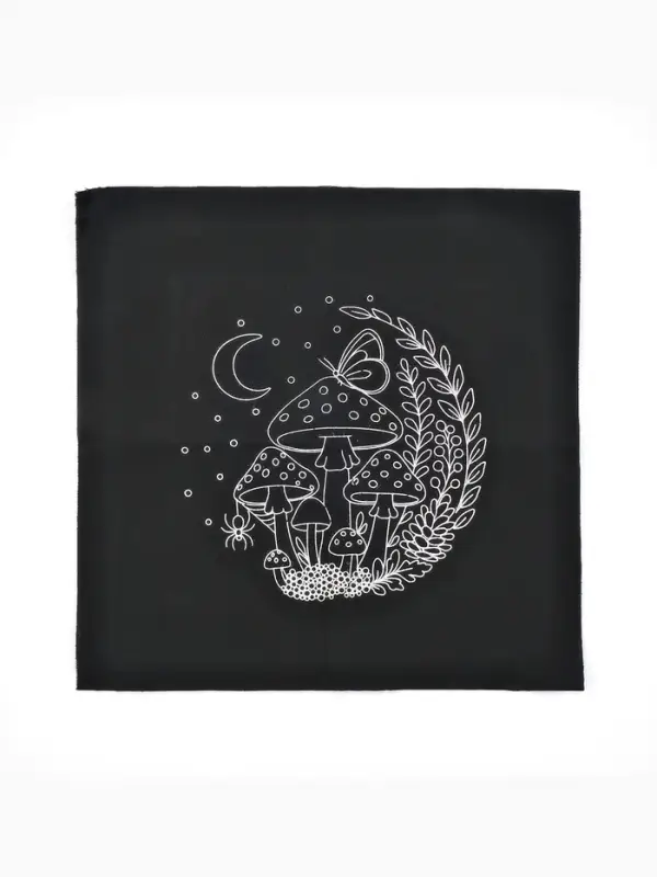 Вышивка гладью 20х20 см "Огни спящей чащи"