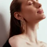 Серьги висячие со стразами &laquo;Вечное сияние&raquo;, лесенка, белые в золоте