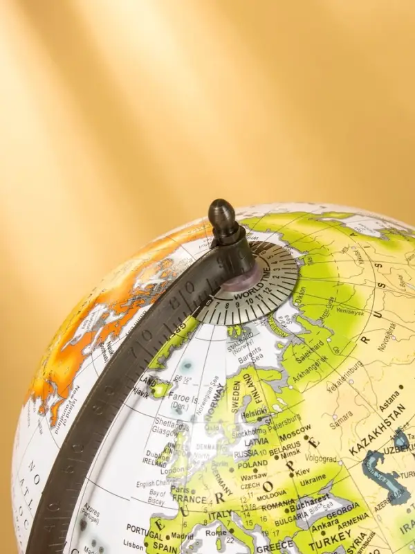 Глобус сувенирный 23х20х39 см, подставка дерево Глобус сувенирный 23х20х39 см, подставка дерево