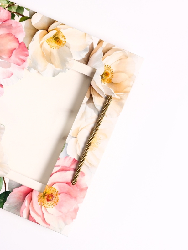 Пакет подарочный с окном "Белые пионы", 25 х 10 х 22 см