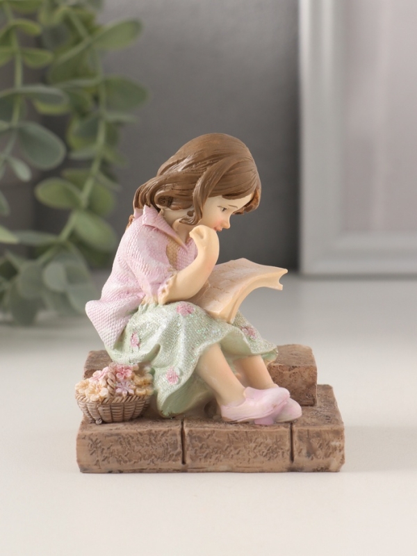 Сувенир полистоун  Сувенир полистоун "Малышка читает на лесенках" розово-зелёный 7х5х8,5 см