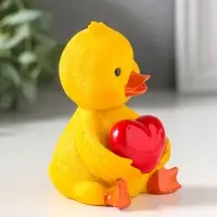 Сувенир полистоун лак "Жёлтый утёнок с красным сердцем" 6,5х6,2х9,5 см