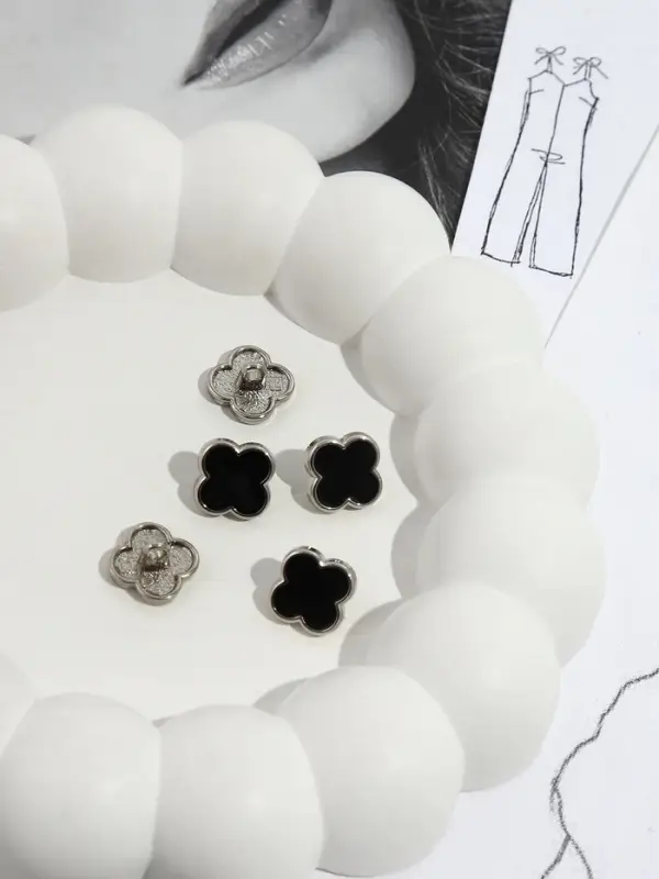 Набор пуговиц на ножке &laquo;Клевер&raquo;, d=13 мм, 5 шт., цвет чёрный/серебряный