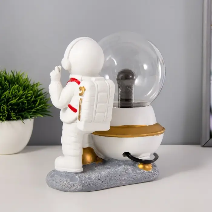 Плазменный шар "Космонавт" белый 14х10х19 см RISALUX Плазменный шар "Космонавт" белый 14х10х19 см RISALUX