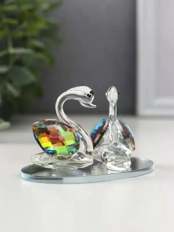 Фигурка стекло &laquo;Лебеди с бриллиантом&raquo;, зелёная голография, 9&times;6&times;5.5 см