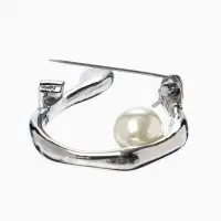 Брошь &laquo;Подкова&raquo;, с бусиной №10, цвет белый в серебре