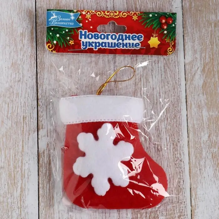 Подвеска на ёлку «Носок - белая снежинка», мягкая, 8×6 см, красный Подвеска на ёлку «Носок - белая снежинка», мягкая, 8×6 см, красный