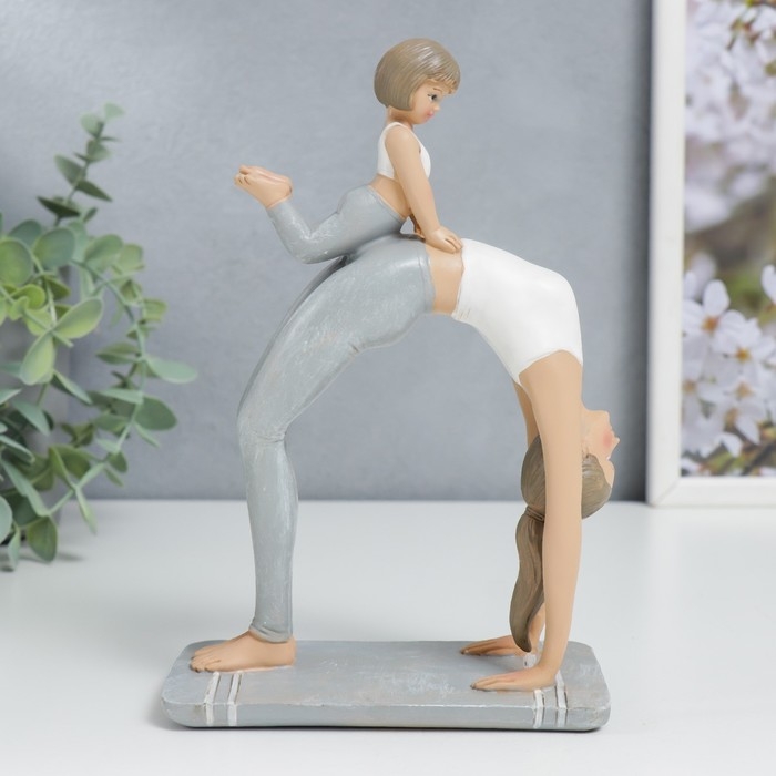 Сувенир полистоун  Сувенир полистоун "Мама в позе колеса, с дочкой" бело-серый 19х7х13 см