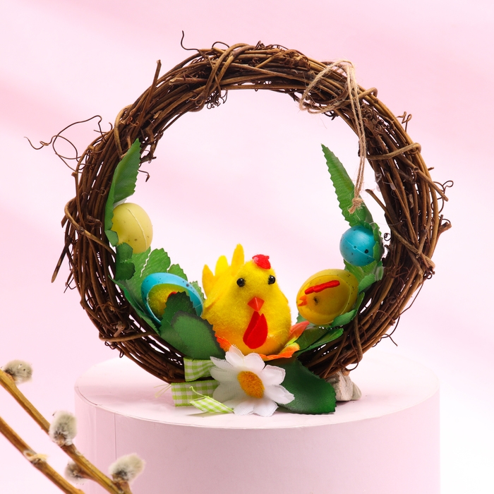 Декоративный пасхальный венок   Декоративный пасхальный венок  "Курочка и цыплята" 8х15х15 см