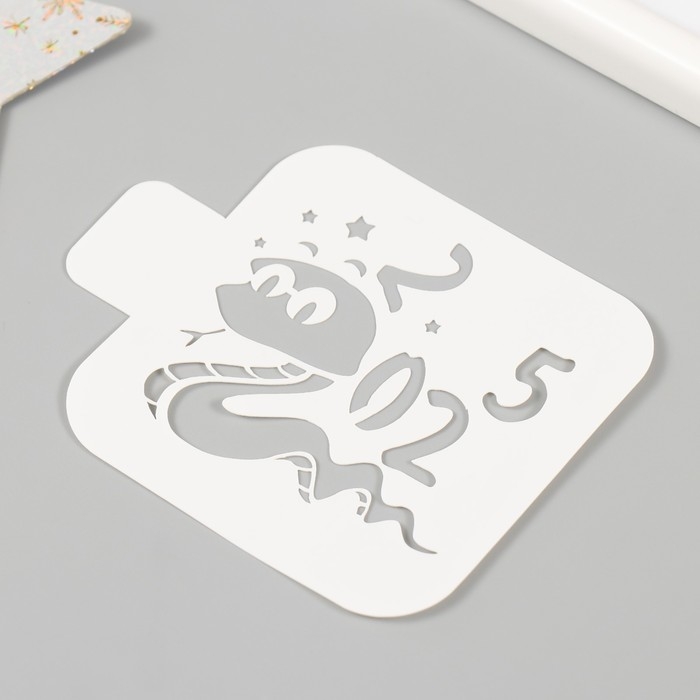 Трафарет новогодний пластиковый Трафарет новогодний пластиковый "Кобра 2025", размер 9х9 см