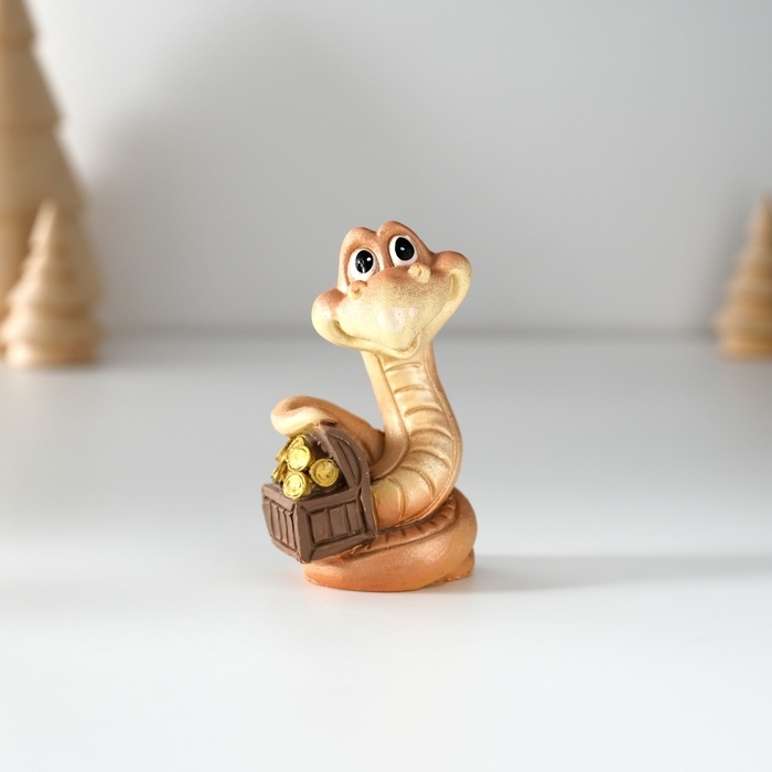 Сувенир полистоун Сувенир полистоун "Змейка с сундуком/мешком" МИКС 3,5х3,5х6,5 см