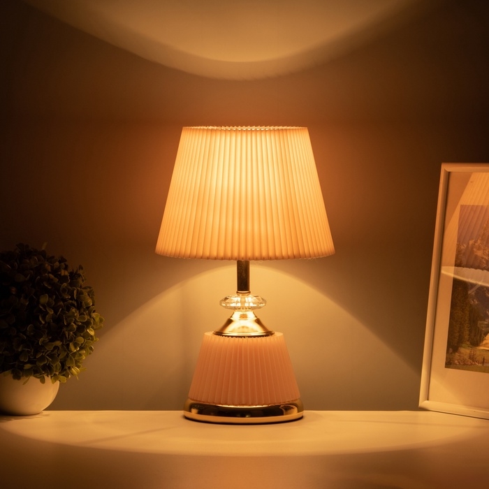 Лампа настольная Лампа настольная "Клаудия" 1х40Вт Е27+LED подсветка основания розовый/золото 15х15х32,5см