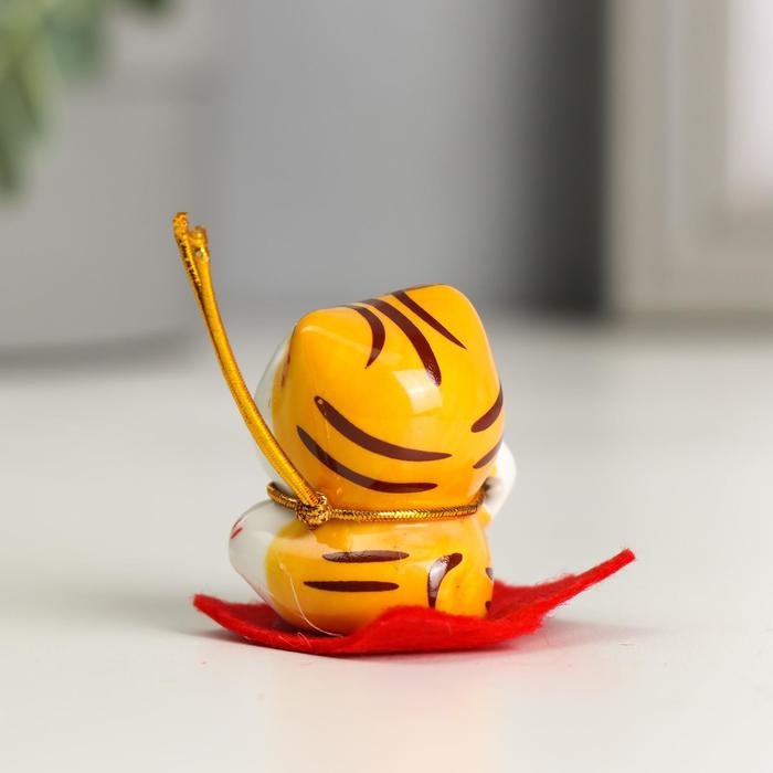 Сувенир керамика Сувенир керамика "Манэки-нэко малыш на коврике" МИКС 4х4,4х2,5 см