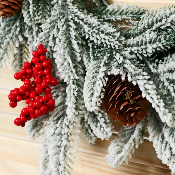 Венок новогодний d- 36 см  Венок новогодний d- 36 см "Уютная сказка" веточки в снегу ягоды шишки