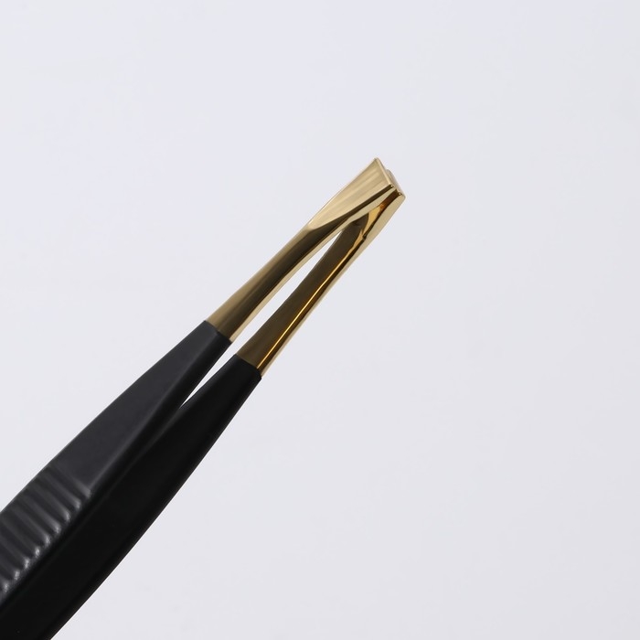 Пинцет скошенный, узкий, 8,5 см, цвет чёрный/золотистый Пинцет скошенный, узкий, 8,5 см, цвет чёрный/золотистый