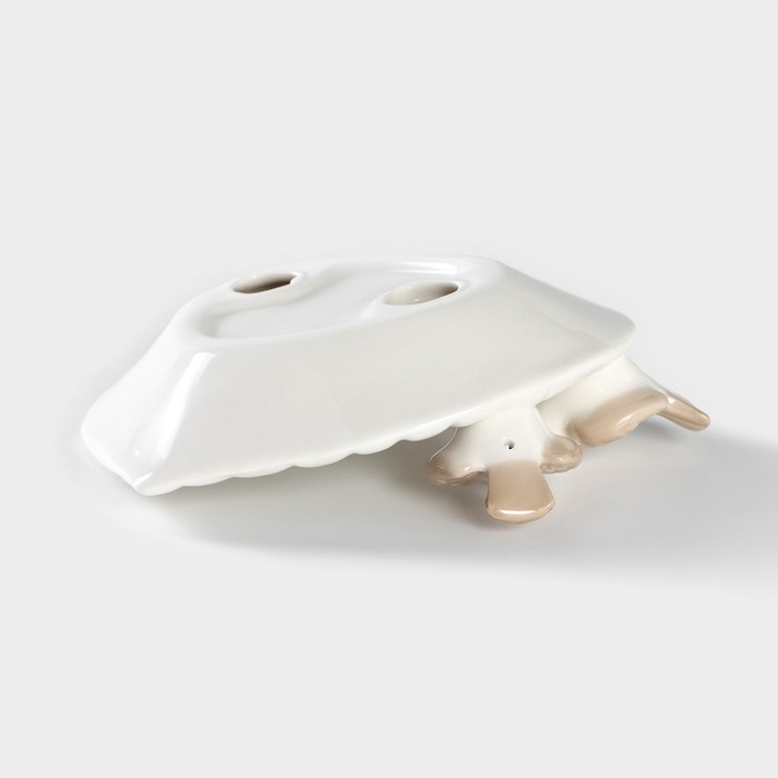 Блюдо керамическое сервировочное «Голубки на листочке», 13×13×2 см, цвет белый