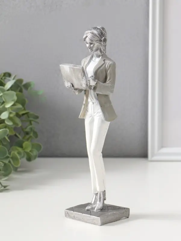 Сувенир полистоун "Девушка в бело-сером костюме с компьютером в наушниках" 24 см