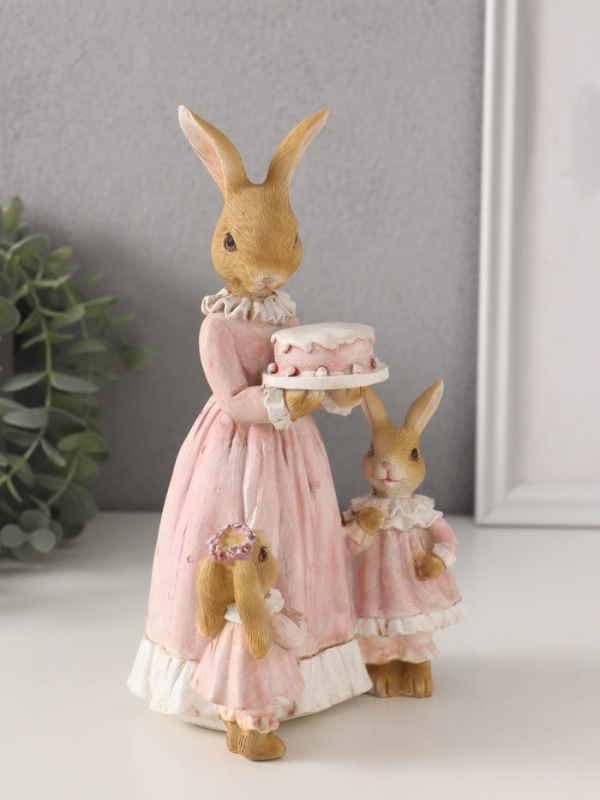 Сувенир полистоун Сувенир полистоун "Мама зайка с дочками - именнинный торт" розовый 12,5х9,5х20,5 см