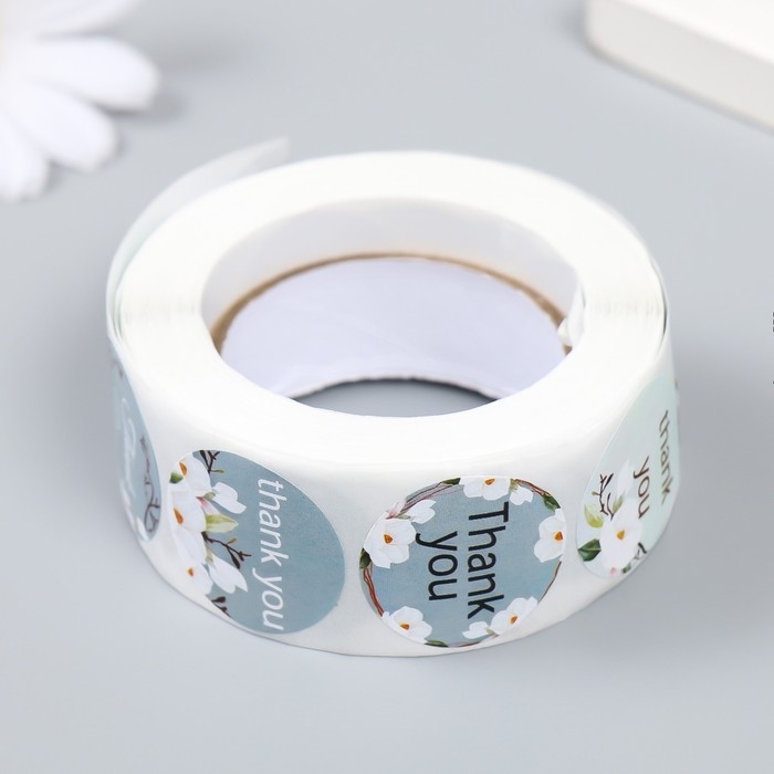 Наклейка бумага "Магнолия. Благодарность" d=2,5 см 500 шт в рулоне 3х6,5х6,5 см