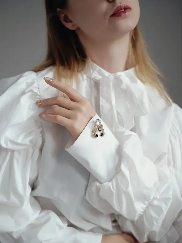 Брошь &laquo;Скорпион&raquo;, белая в золоте