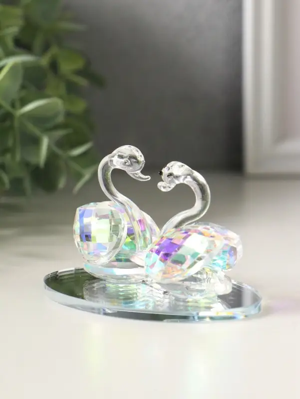 Фигурка стекло &laquo;Лебеди с бриллиантом&raquo;, зелёная голография, 9&times;6&times;5.5 см