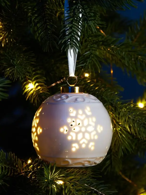 Ёлочный шар с подсветкой &laquo;Снежинка&raquo;, 10&times;8.8&times;8.8 см, 1 LED, керамика, от батареек LR44&times;3, керамика, свечение тёплое белое