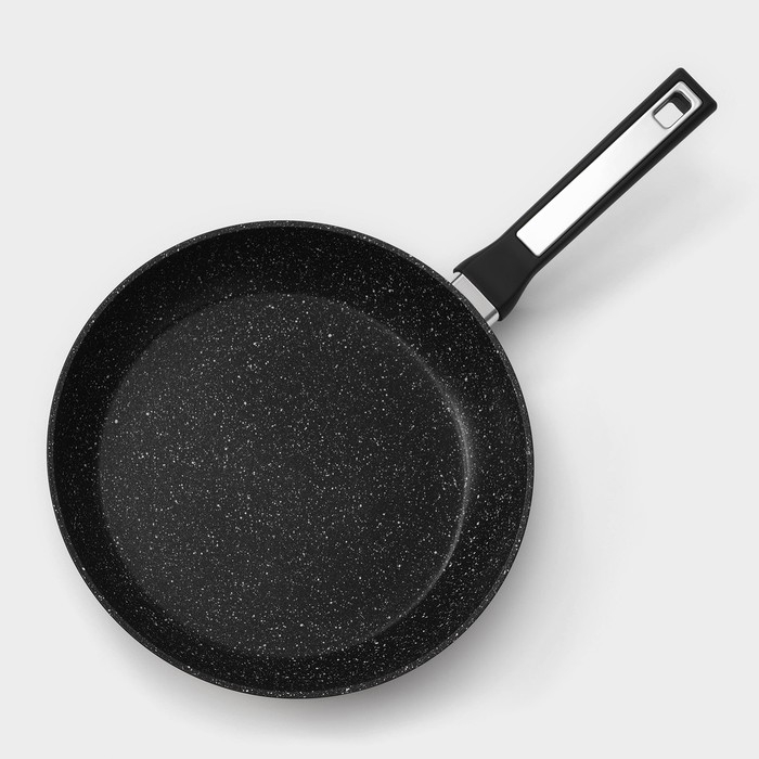 Сковорода Magistro Warrior, d=26 см, h=4,9 см, ручка soft-touch, антипригарное покрытие, индукция, цвет чёрный