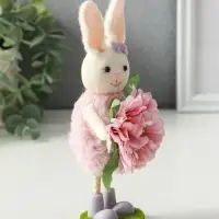 Сувенир пасхальный "Зайка в платьице с бутоном пиона в лапках" 5,5х5х19 см