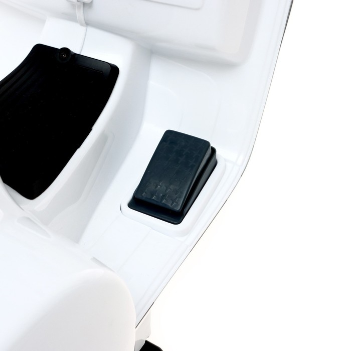 Электромотоцикл VESPA PX, цвет белый Электромотоцикл VESPA PX, цвет белый