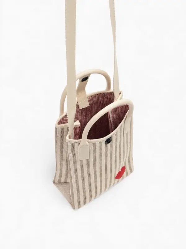 Сумка подр Сердце, 12*4*17, отд на кнопке, дл ремень, бело/серый Сумка подр Сердце, 12*4*17, отд на кнопке, дл ремень, бело/серый