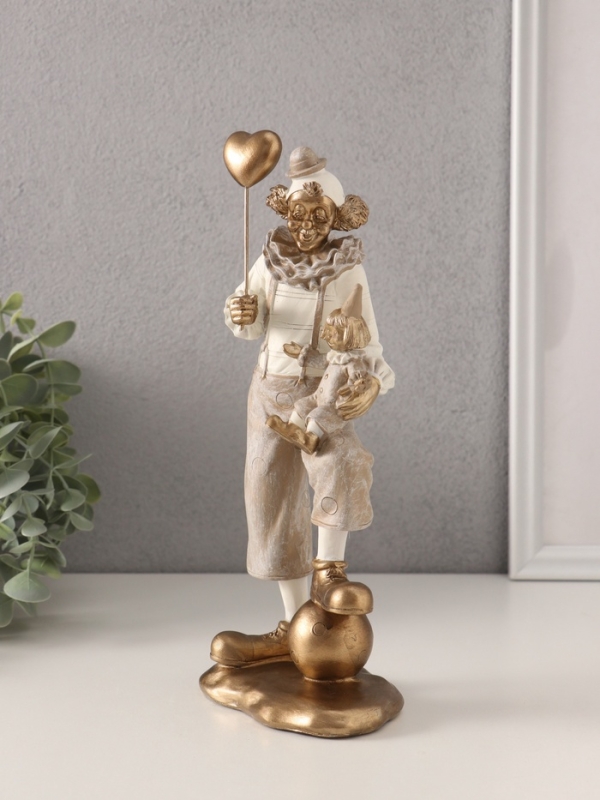 Сувенир полистоун  Сувенир полистоун "Клоун с малышом и воздушным шариком" бело-бежевый 10,5х7х25,5 см