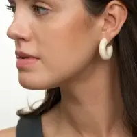 Серьги акрил &laquo;Полукольцо с бусиной №10&raquo;, бежевые