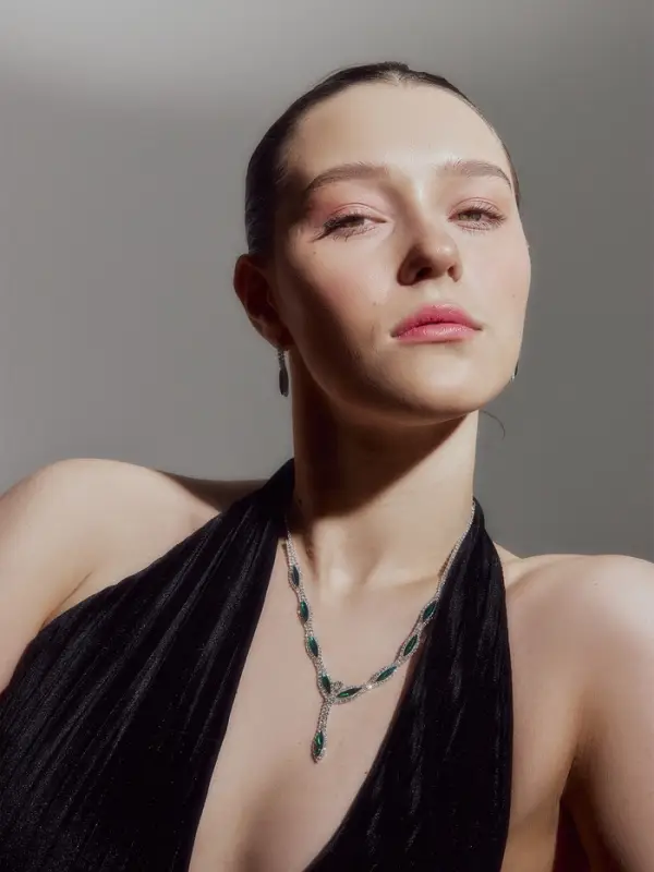 Набор 2 предмета: серьги, колье &laquo;Листопад&raquo;, ромб, изумрудно-белый в серебре, 45 см