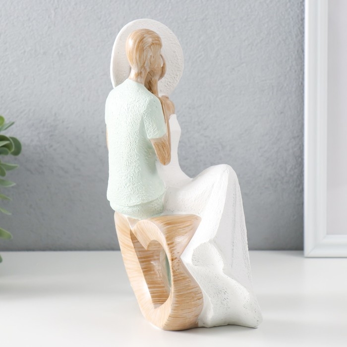 Сувенир полистоун  Сувенир полистоун "Ретро. Влюблённые сидят на сердце" бело-зелёный 18х11х23,5 см