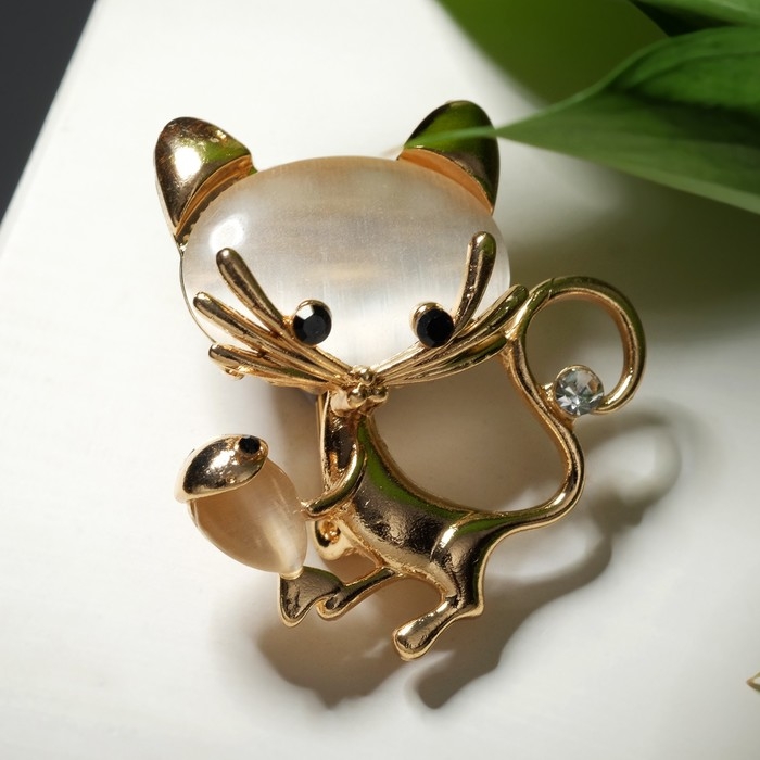 Брошь &laquo;Кошка&raquo; с рыбкой, цвет белый в золоте