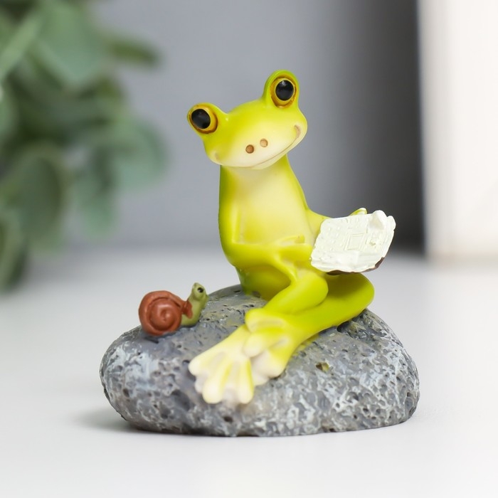 Сувенир полистоун Сувенир полистоун "Лягушонок на камне с улиткой - чтение" 5,2х5х5,7 см