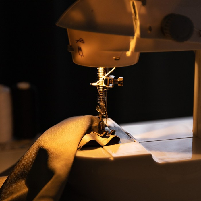 Швейная машина LuazON LSH-02, 5 Вт, компактная, 4xАА или 220 В, белая Швейная машина LuazON LSH-02, 5 Вт, компактная, 4xАА или 220 В, белая