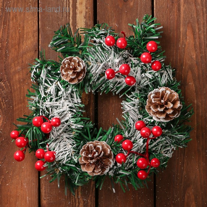 Венок новогодний d-22 см  Венок новогодний d-22 см "Шишки с ягодками на зелёном"