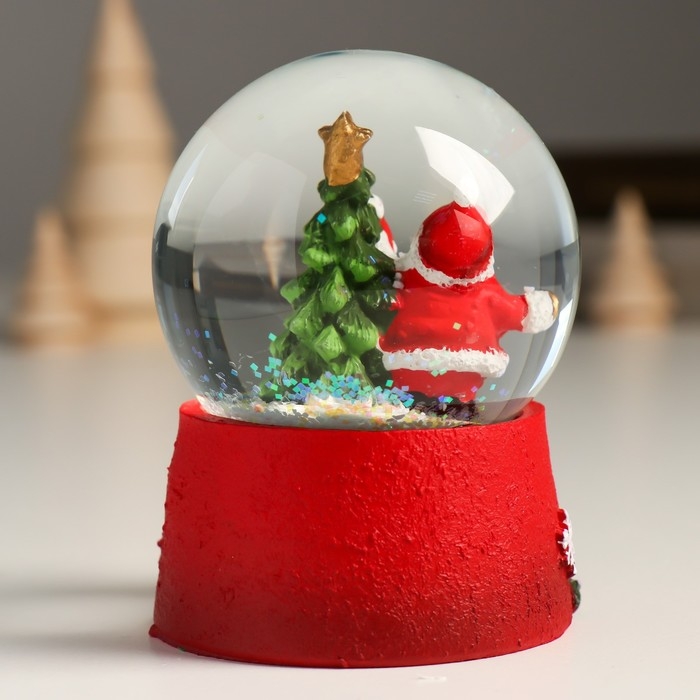 Сувенир полистоун водяной шар Сувенир полистоун водяной шар "Дедушка Мороз вешает гирлянду на ель" 7х8х9 см