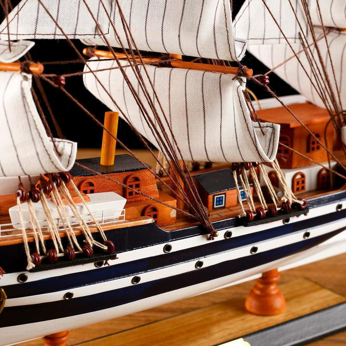 Корабль с белым дном &laquo;Мортан&raquo;